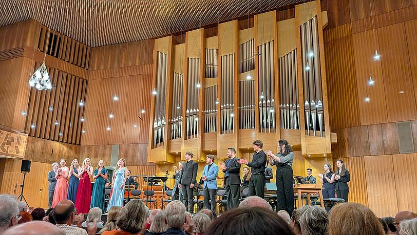 Schlussbeifall für die Aufführung von Monteverdis "L'Orfeo" im Großen Konzertsaal der Hochschule für Musik und Theater München in der Arcisstraße mit Christian Gerhaher (ganz links). Schlussbeifall für die Aufführung von Monteverdis "L'Orfeo" im Großen Konzertsaal der Hochschule für Musik und Theater München in der Arcisstraße mit Christian Gerhaher (ganz links).