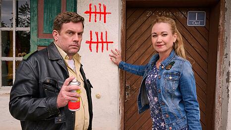 Sebastian Bezzel und Lisa Maria Potthoff freuen sich &uuml;ber die zehnte gemeinsame Eberhoferkrimi-Verfilmung "Steckerlfischfiasko" - 2013 waren sie zum ersten Mal in ihren Rollen Franz und Susi zu sehen.