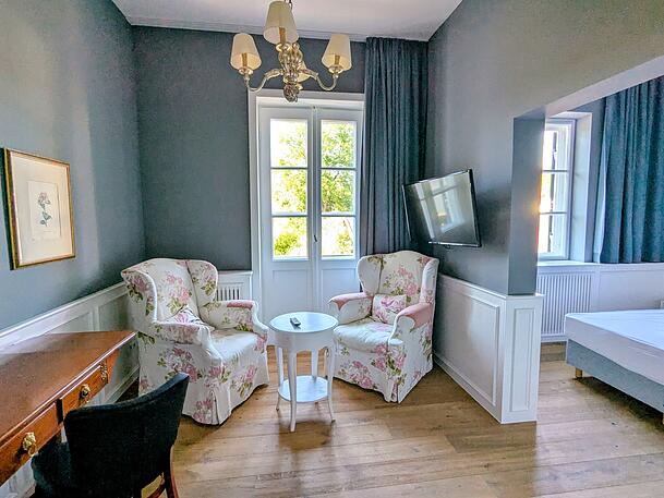 Ein paar wenige Zimmer sind bereits fertig renoviert und eingerichtet.