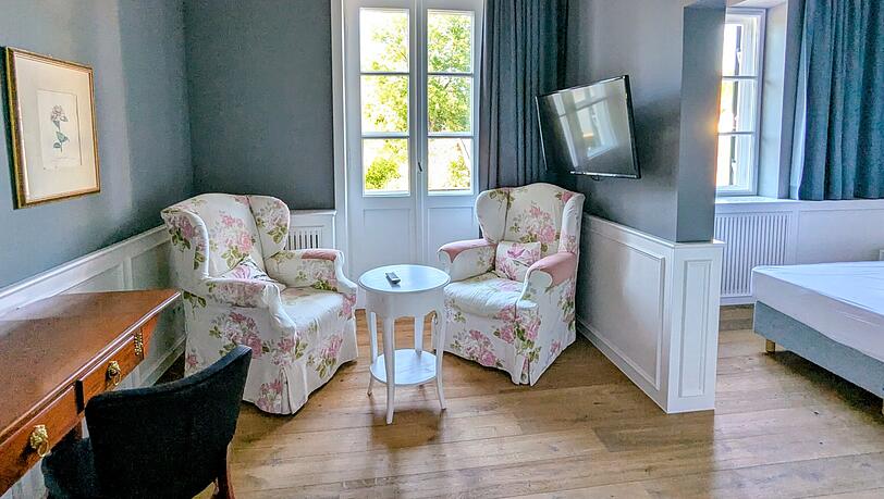 Ein paar wenige Zimmer sind bereits fertig renoviert und eingerichtet.