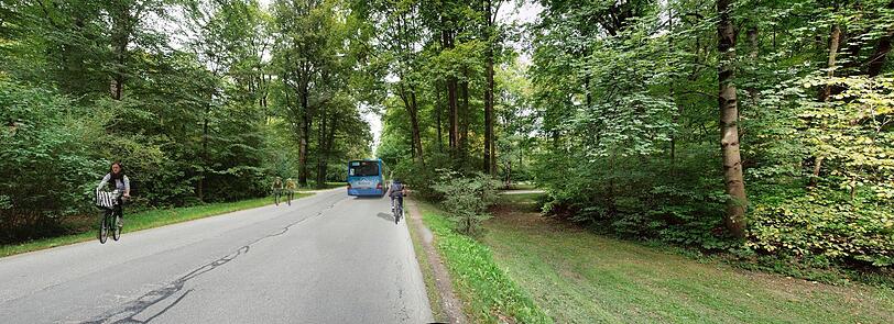 Derzeit fahren nur Busse im Englischen Garten - genau auf der gleichen Trasse will die MVG in Zukunft ihre Akku-Tram einsetzen.