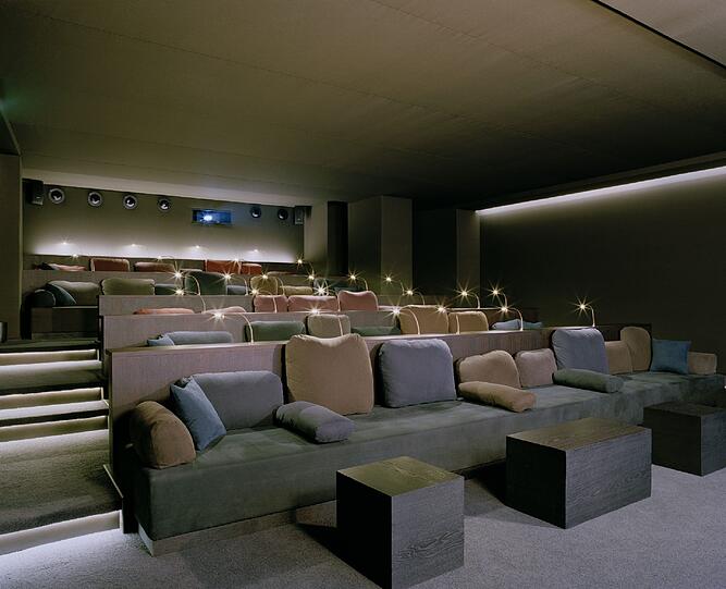So edel gibt sich das neue Luxus-Kino im "Bayerischen Hof": Hier gibts Komfort und Champagner statt Drängelei und Popcorn-Krümeln.