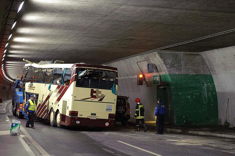 Horror-Unfall in der Schweiz: Die Bilder vom verunglückten Bus. Bei dem Crash kame 28 Menschen ums Leben - darunter 22 Kinder