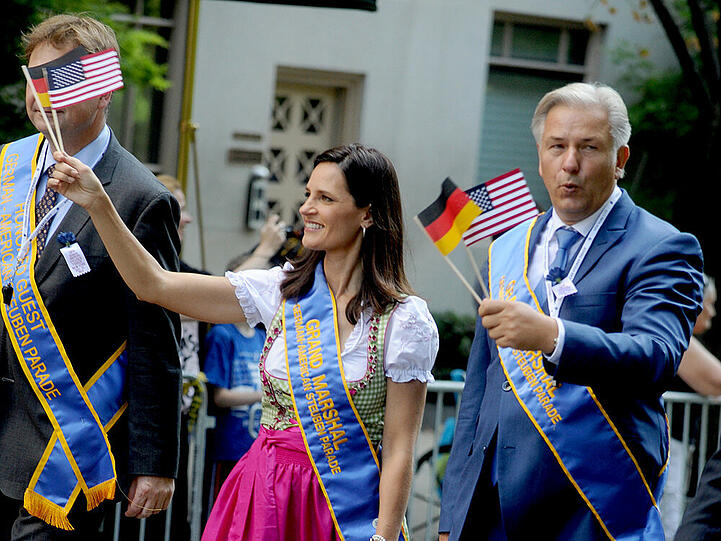 Klaus Wowereit und Contessa Brewer als "Grand Marshals" der Steuben Parade