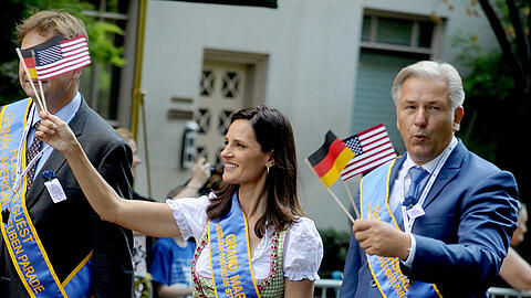 Klaus Wowereit und Contessa Brewer als "Grand Marshals" der Steuben Parade