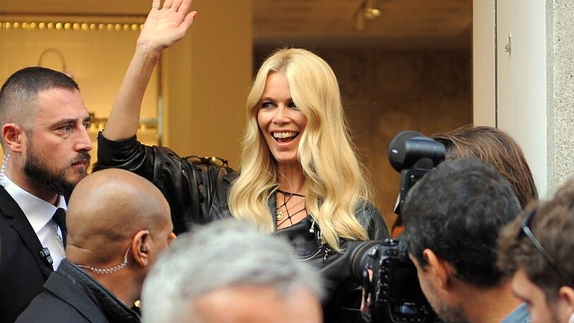 Claudia Schiffer beim Verlassen des Versace-Showrooms in Mailand.