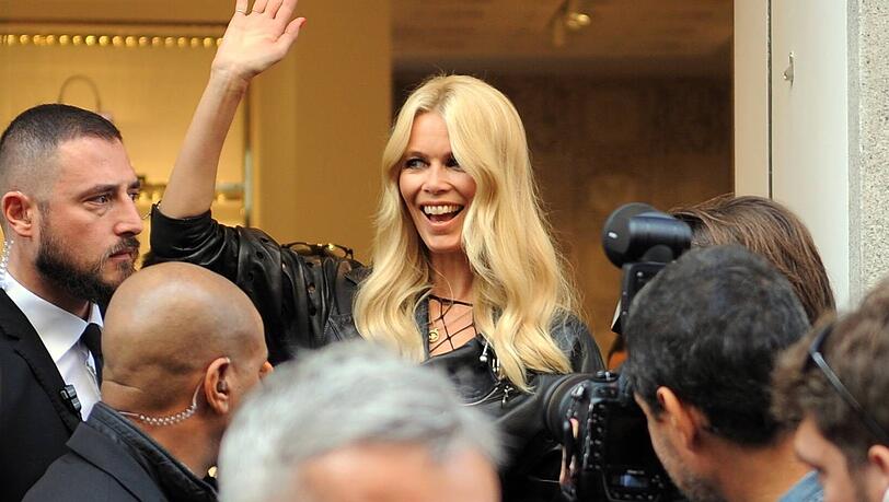 Claudia Schiffer beim Verlassen des Versace-Showrooms in Mailand. Claudia Schiffer beim Verlassen des Versace-Showrooms in Mailand.