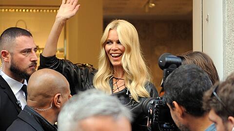 Claudia Schiffer beim Verlassen des Versace-Showrooms in Mailand.