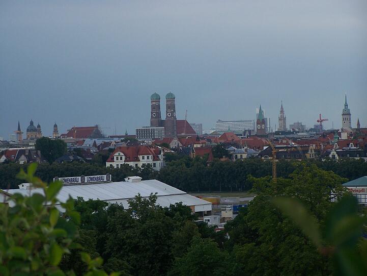 Immer wieder aufs Neue eine Freude: Der Ausblick von der Hangkante zur Theresienwiese.