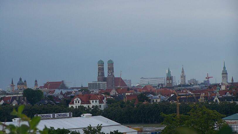 Immer wieder aufs Neue eine Freude: Der Ausblick von der Hangkante zur Theresienwiese. Immer wieder aufs Neue eine Freude: Der Ausblick von der Hangkante zur Theresienwiese.