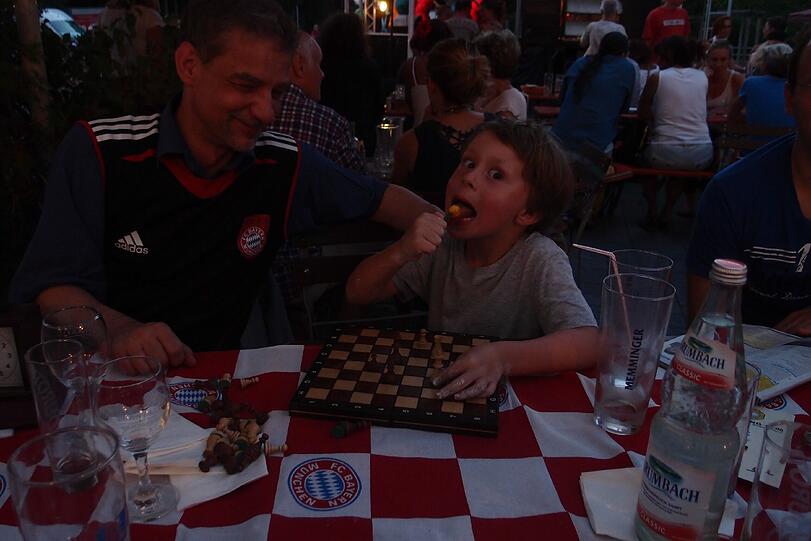 Günter Schütz mit Jacob Alexander, dem jüngsten Spieler am Platz.