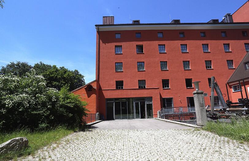 Der Auer Mühlbach fließt hinter der Kraemer'schen Kunstmühle vorbei. Unweit der Mühlanlage sprang die Frau ihrem Hund hinterher ins Wasser.