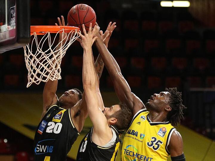 Die Ludwigsburger Thomas Wimbush (l-r) und Jonas Wohlfahrt-Bottermann sowie der Berliner Landry Nnoko gehen zum Rebound.