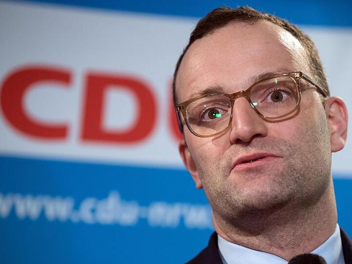 Jens Spahn will über den geplanten Uno-Migrationspakt erst noch diskutieren - und stößt damit in seiner Partei auf Kritik.