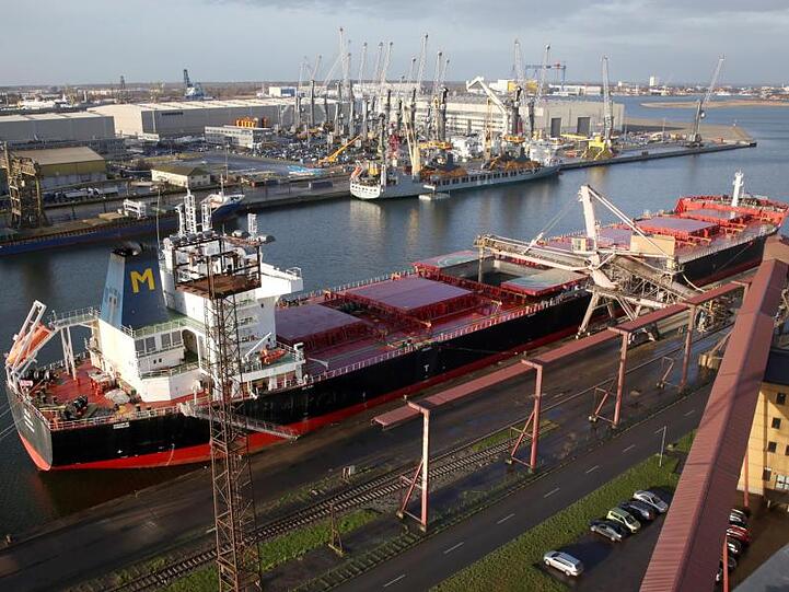 Beladung eines Frachters in Rostock. Deutsche Exporte in Länder außerhalb der EU sichern laut Studie Millionen Arbeitsplätze.
