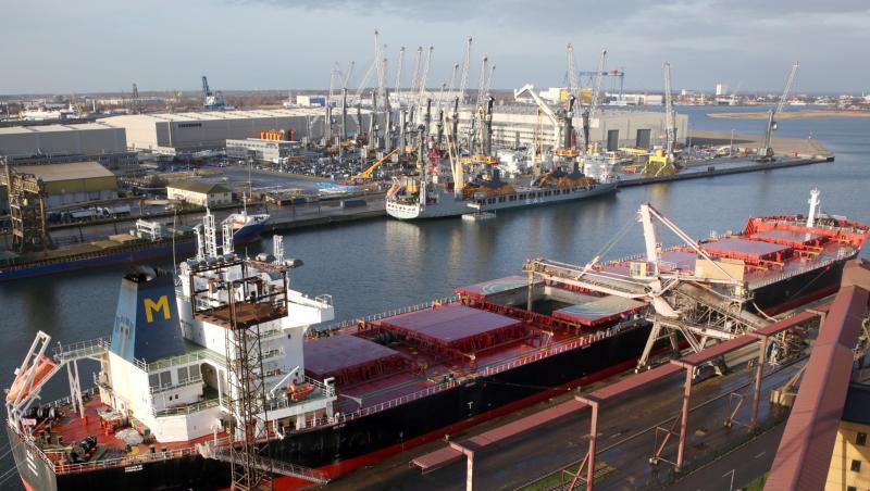 Beladung eines Frachters in Rostock. Deutsche Exporte in Länder außerhalb der EU sichern laut Studie Millionen Arbeitsplätze. Beladung eines Frachters in Rostock. Deutsche Exporte in Länder außerhalb der EU sichern laut Studie Millionen Arbeitsplätze.