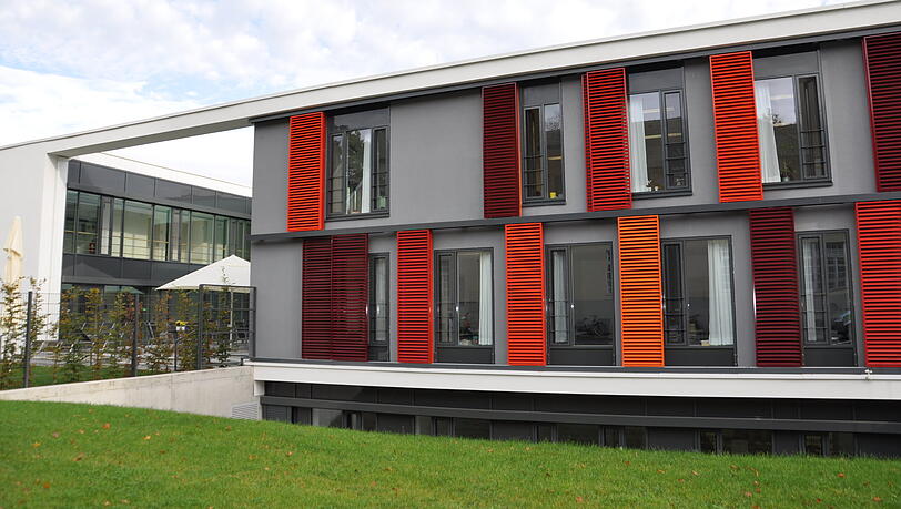 Das Isar-Amper-Klinikum in Haar gilt als eines der größten Fachkrankenhäuser für Psychiatrie, Psychotherapie, Psychosomatik und Neurologie. Das Isar-Amper-Klinikum in Haar gilt als eines der größten Fachkrankenhäuser für Psychiatrie, Psychotherapie, Psychosomatik und Neurologie.
