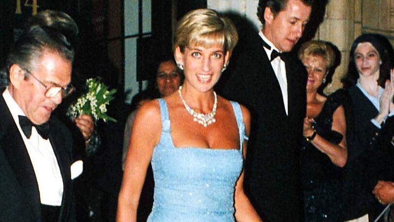 Im Juni 1997 trug Diana zur "Schwanensee"-Aufführung in London die Halskette, die jetzt zusammen mit den passenden Ohrringen versteigert wird.