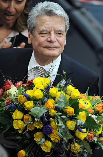 Joachim Gauck ist neuer Bundespräsident. Die
Bundesversammlung wählte den früheren DDR-Bürgerrechtler am Sonntag
mit großer Mehrheit zum Nachfolger von Christian Wulff. Der
72-Jährige erhielt 991 von 1228 gültigen Stimmen, das entspricht
einer Zustimmung von gut 80 Prozent. Für Gaucks Gegenkandidatin Beate
Klarsfeld votierten 126 Delegierte.