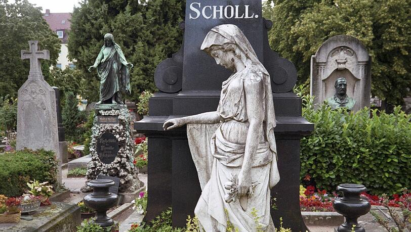 Gähnende Leere am Grab. Die Totengräber sollen häufiger vor Eintreffen der Familie ans Werk gegangen sein. Gähnende Leere am Grab. Die Totengräber sollen häufiger vor Eintreffen der Familie ans Werk gegangen sein.