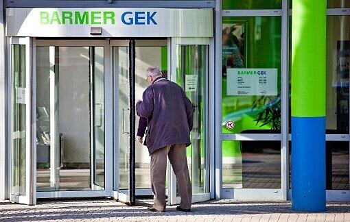Die zweitgrößte deutsche Krankenkasse, Barmer GEK, will umfassend umstrukturieren und mittelfristig 3500 Stellen abbauen.