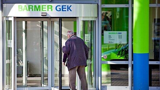 Die zweitgrößte deutsche Krankenkasse, Barmer GEK, will umfassend umstrukturieren und mittelfristig 3500 Stellen abbauen. Die zweitgrößte deutsche Krankenkasse, Barmer GEK, will umfassend umstrukturieren und mittelfristig 3500 Stellen abbauen.