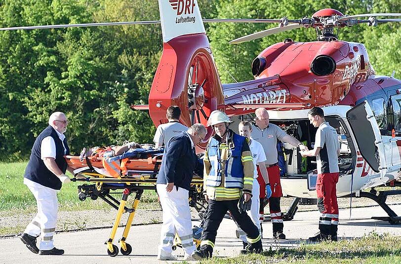 Ein Spezialteam der Höhenrettung musste den Mann aus dem schwer zugänglichen Ort befreien. Mit einem Helikopter wurde der Schwerverletzte in eine Münchner Klinik gebracht.