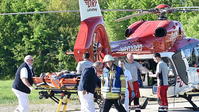 Ein Spezialteam der Höhenrettung musste den Mann aus dem schwer zugänglichen Ort befreien. Mit einem Helikopter wurde der Schwerverletzte in eine Münchner Klinik gebracht. Ein Spezialteam der Höhenrettung musste den Mann aus dem schwer zugänglichen Ort befreien. Mit einem Helikopter wurde der Schwerverletzte in eine Münchner Klinik gebracht.