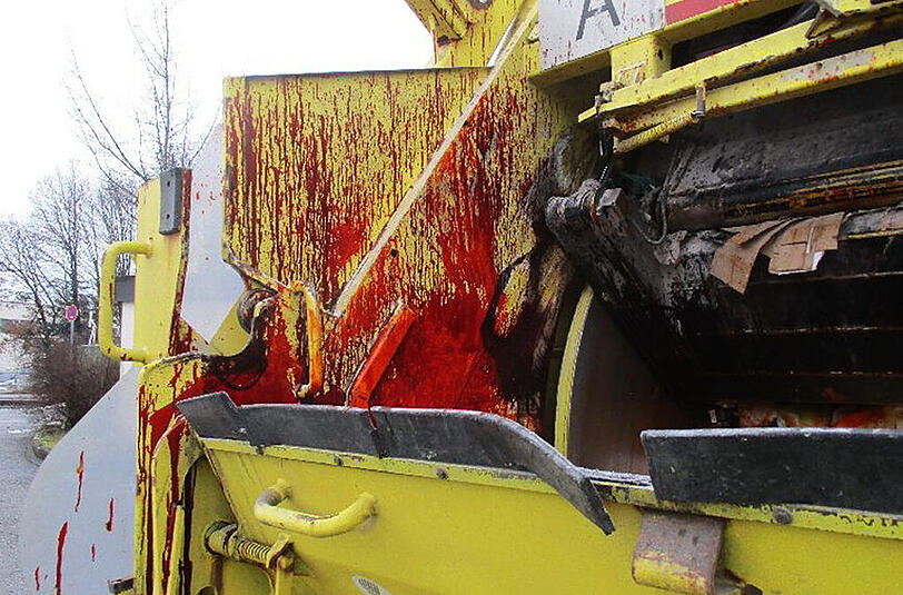 Das hätte ein Kulissenbildner nicht besser hinbekommen: Die "blutverschmierte" Müllpresse in Traunstein.