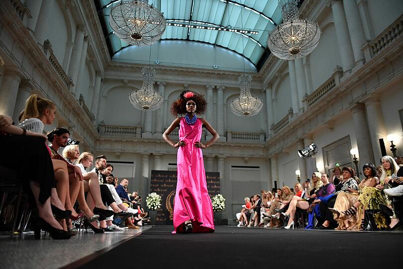 Harald Glööckler hat auf der Berlin Fashion Week seine neue Kollektion präsentiert.