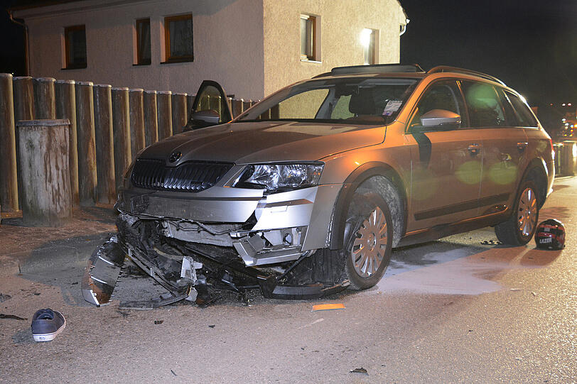 Der 18-Jährige rutschte unter das entgegenkommende Auto. Mit schwersten Verletzungen kam er ins Krankenhaus - kurze Zeit später starb er.