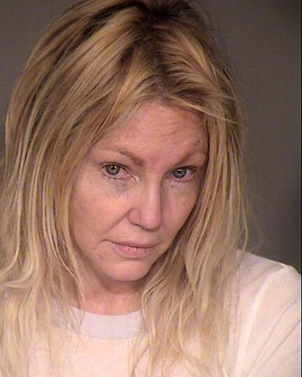 "Melrose Place"-Star Heather Locklear wurde wegen des Verdachts auf häusliche Gewalt festgenommen. Sie soll gegenüber ihrem Lover handgreiflich geworden sein. Gegen 20.000 US-Dollar Kaution wurde die Schauspielerin freigelassen.