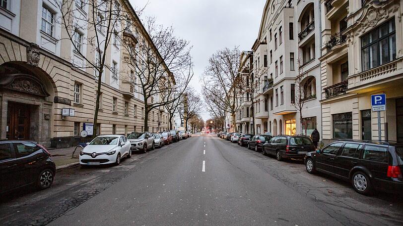 An der Pallasstraße in Schöneberg darf zum Jahreswechsel nicht geböllert werden. Hier hatt es in der Vergangneheit zum Jahreswechsel, immer wieder Angriffe auf Einsatzkräfte von Polizei und Feuerwehr gegeben.