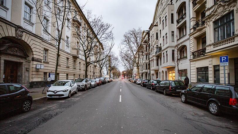 An der Pallasstraße in Schöneberg darf zum Jahreswechsel nicht geböllert werden. Hier hatt es in der Vergangneheit zum Jahreswechsel, immer wieder Angriffe auf Einsatzkräfte von Polizei und Feuerwehr gegeben. An der Pallasstraße in Schöneberg darf zum Jahreswechsel nicht geböllert werden. Hier hatt es in der Vergangneheit zum Jahreswechsel, immer wieder Angriffe auf Einsatzkräfte von Polizei und Feuerwehr gegeben.