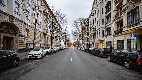 An der Pallasstraße in Schöneberg darf zum Jahreswechsel nicht geböllert werden. Hier hatt es in der Vergangneheit zum Jahreswechsel, immer wieder Angriffe auf Einsatzkräfte von Polizei und Feuerwehr gegeben.