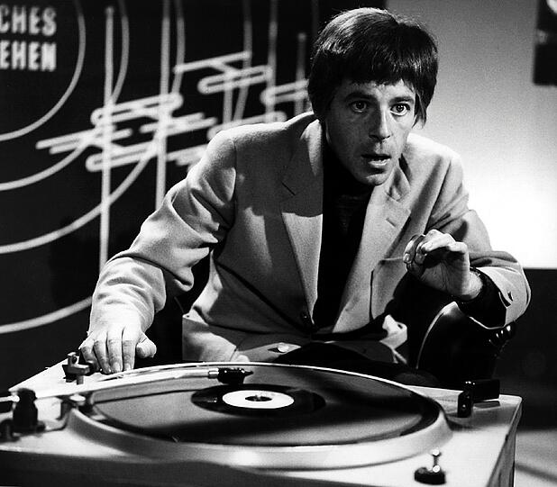 Die Anfänge: Chris Howland legt 1965 in der Radioshow "Musik aus Studio B" (Sender NWDR) eine Schallplatte auf.