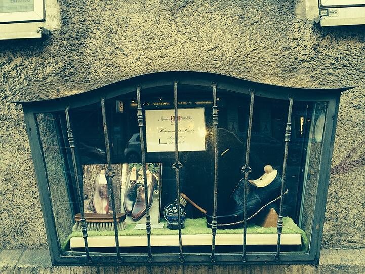 Ein paar Meter weiter ist ein Schuhmacher.