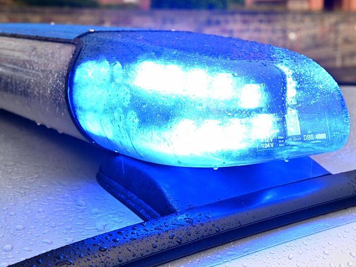 Ein Streifenwagen der Polizei steht mit eingeschaltetem Blaulicht. Foto: Carsten Rehder/dpa