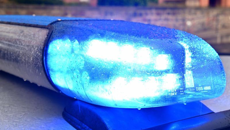 Ein Streifenwagen der Polizei steht mit eingeschaltetem Blaulicht. Foto: Carsten Rehder/dpa Ein Streifenwagen der Polizei steht mit eingeschaltetem Blaulicht. Foto: Carsten Rehder/dpa