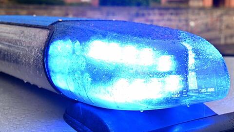 Ein Streifenwagen der Polizei steht mit eingeschaltetem Blaulicht. Foto: Carsten Rehder/dpa