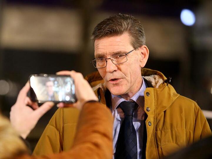 John Boyle, Bürgermeister von Derry City und Strabane District Council, spricht zu Medienvertretern nach der Explosion.