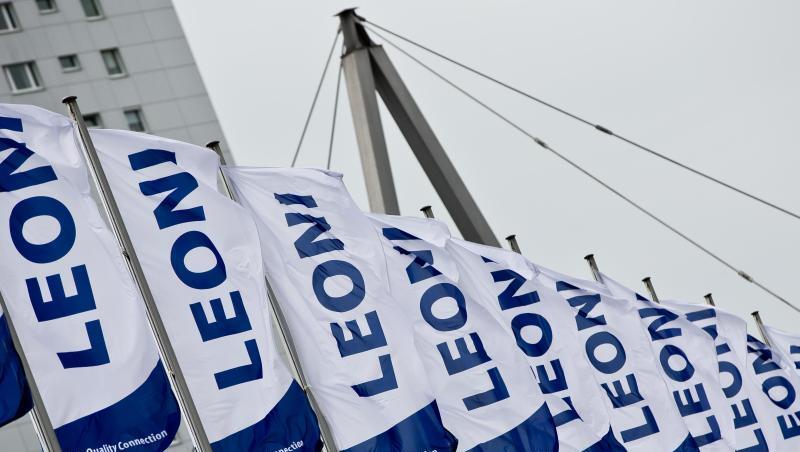 Fahnen mit dem Logo der Leoni AG wehen im Wind.