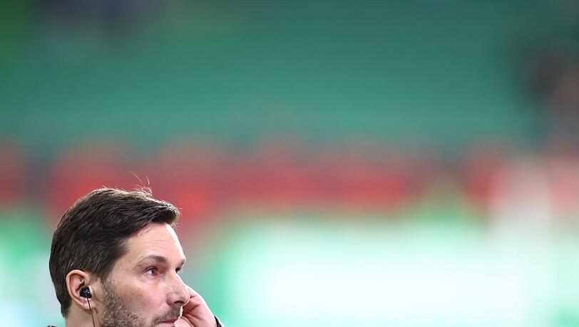 Der Fürther Trainer Stefan Leitl steht vor Spielbeginn auf dem Platz.