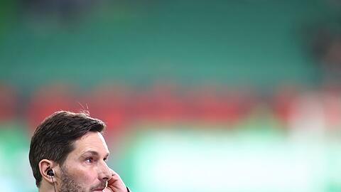 Der Fürther Trainer Stefan Leitl steht vor Spielbeginn auf dem Platz.
