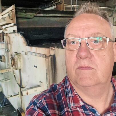 Herbert Brust vor der Flaschenreinigungsmaschine - auch diese wird verschrottet. Herbert Brust vor der Flaschenreinigungsmaschine - auch diese wird verschrottet.