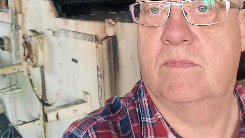 Herbert Brust vor der Flaschenreinigungsmaschine - auch diese wird verschrottet. Herbert Brust vor der Flaschenreinigungsmaschine - auch diese wird verschrottet.