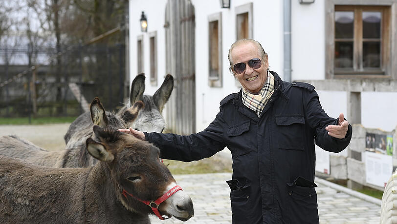 Einfach süß! Die Esel haben es Michael Holm auf Aiderbichl besonders angetan. Einfach süß! Die Esel haben es Michael Holm auf Aiderbichl besonders angetan.