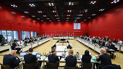 14 Länderchefs diskutierten zwei Tage lang in der Mainzer Rheingoldhalle. Nicht mit dabei waren die Ministerpräsidentinnen des Saarlandes und von Mecklenburg-Vorpommern, Anke Rehlinger und Manuela Schwesig (beide SPD).