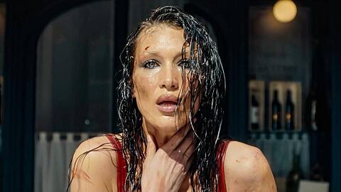 Bella Hadid in einer Szene von "The Beauty".