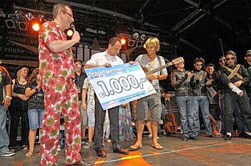 Volker Heißmann (li.) verkündete es: Julian (mit Gitarre) gewinnt den Wettbewerb &ndash; und einen 1000-Euro-Gutschein von Möbel Pilipp.